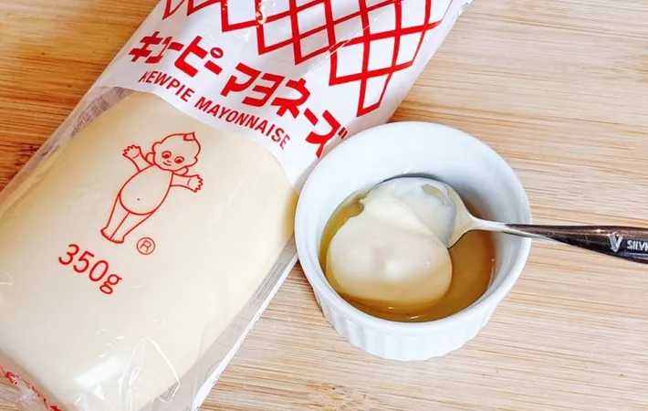 『レンジでかんたん！大学芋　ハニーマヨソース』を作る写真（撮影：キジカク）