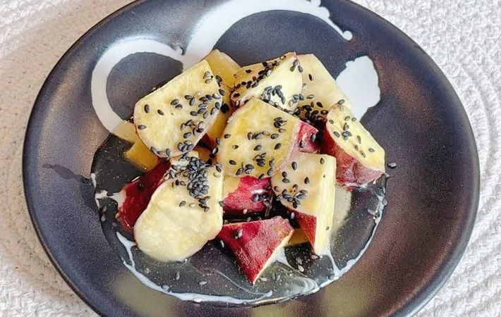 『レンジでかんたん！大学芋　ハニーマヨソース』の完成写真（撮影：キジカク）