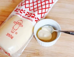 『レンジでかんたん！大学芋　ハニーマヨソース』を作る写真（撮影：キジカク）