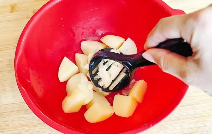 『ダイソー マッシャー』の使用写真（撮影：キジカク）