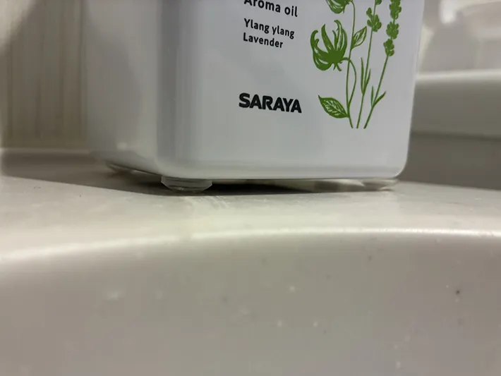 クッションゴムをつけたハンドソープのボトルの底の写真（撮影：grapeライフハック編集部）