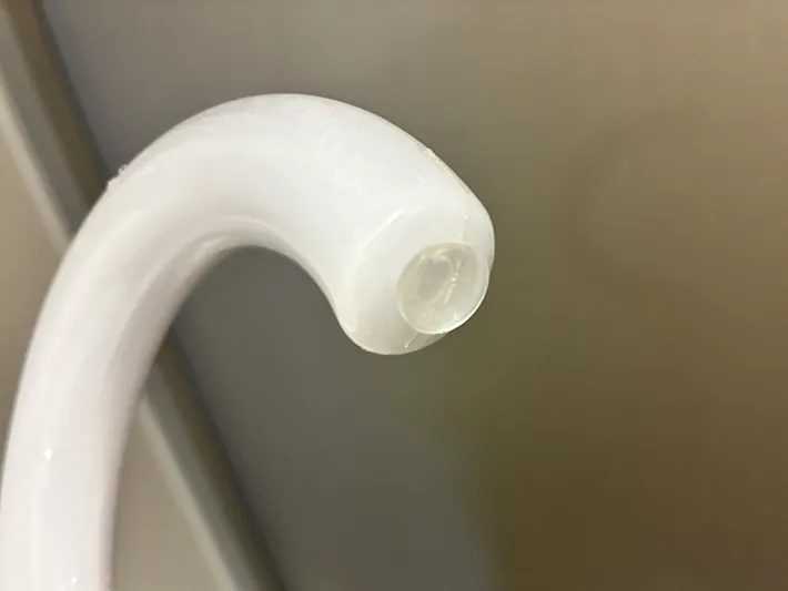 クッションゴムをつけた傘の取っ手の写真（撮影：grapeライフハック編集部）