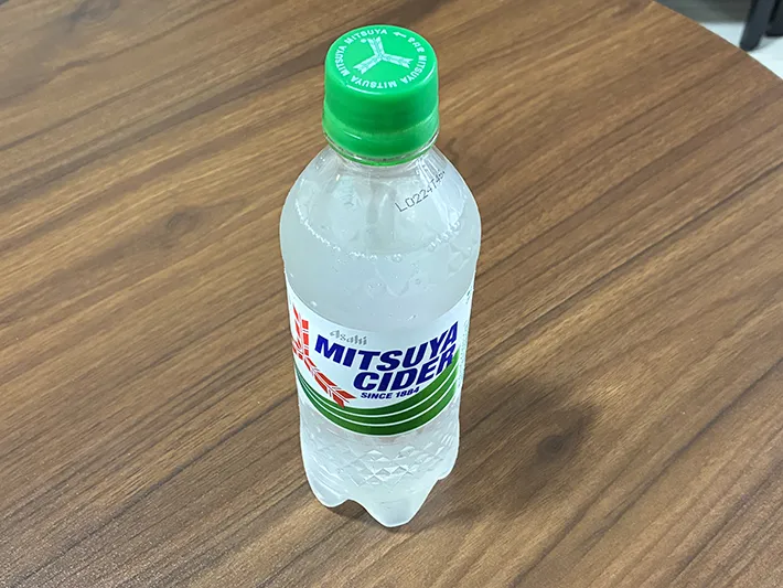 机に置かれた炭酸飲料の写真（撮影：grapeライフハック編集部）