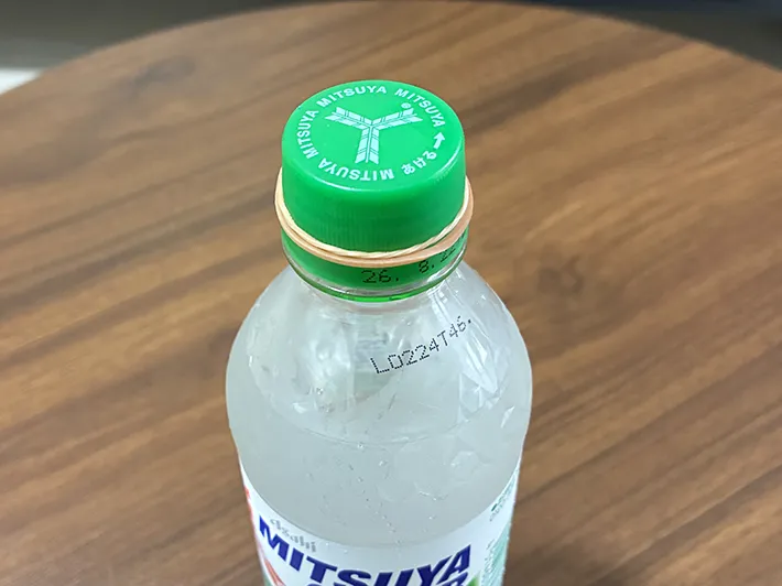 輪ゴムを巻いたキャップの写真（撮影：grapeライフハック編集部）