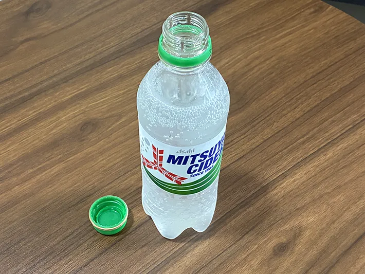 机に置かれた炭酸飲料の写真（撮影：grapeライフハック編集部）