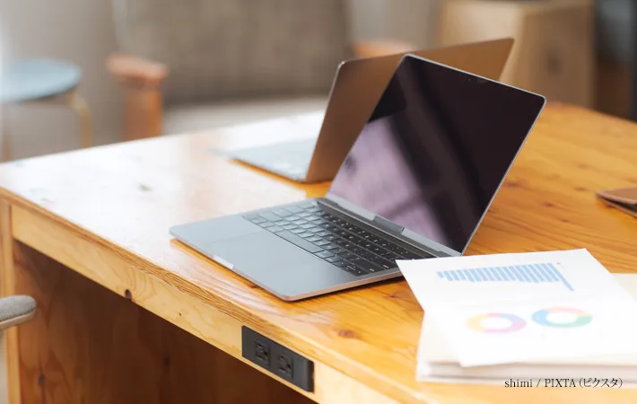 デスクの上にある仕事用アイテムの写真