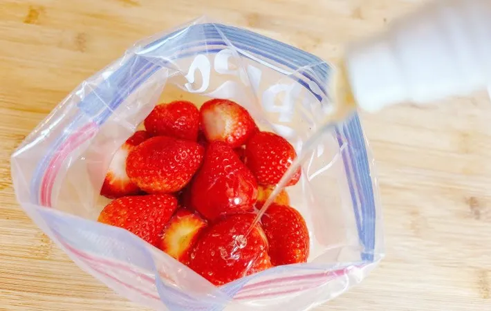 『いちごシャーベット』を作る写真（撮影：キジカク）