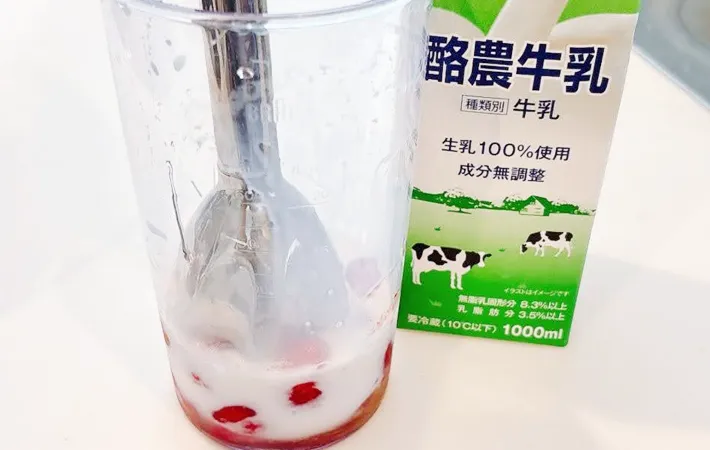 『いちごフラペチーノ風』を作る写真（撮影：キジカク）