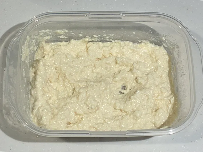 つぶした絹ごし豆腐を入れたタッパーの写真（撮影：grapeフード編集部）