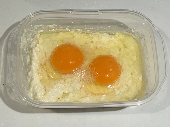 つぶした絹ごし豆腐や、卵を入れたタッパーの写真（撮影：grapeフード編集部）