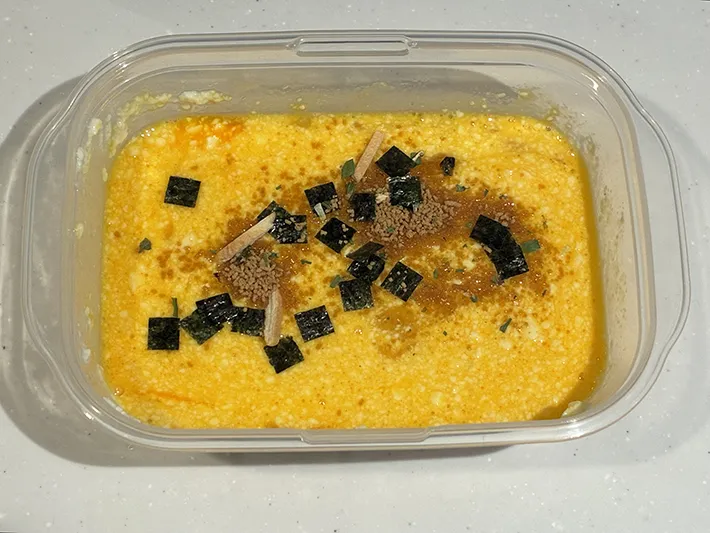 つぶした絹ごし豆腐や、卵、お吸い物の素を入れたタッパーの写真（撮影：grapeフード編集部）