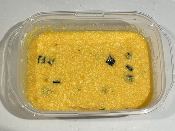 つぶした絹ごし豆腐や、卵、お吸い物の素を入れたタッパーの写真（撮影：grapeフード編集部）