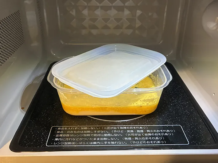 電子レンジに入れたタッパーの写真（撮影：grapeフード編集部）
