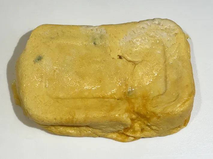 まな板の上に乗せた卵焼きの写真（撮影：grapeフード編集部）