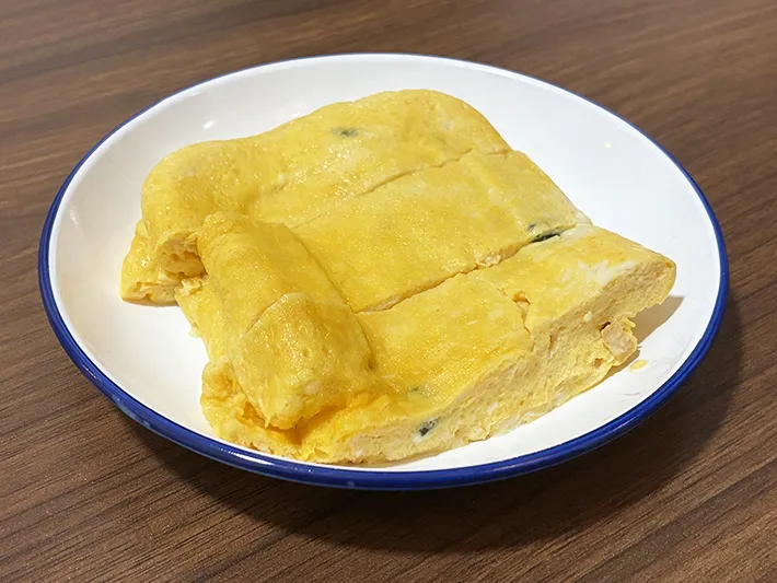 皿に乗せた卵焼きの写真（撮影：grapeフード編集部）