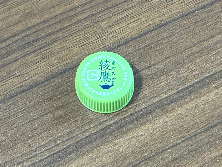 机に置かれたペットボトルのキャップの写真（撮影：grapeライフハック編集部）