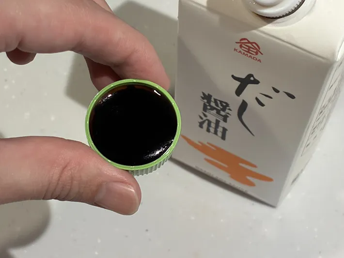 醤油を注いだペットボトルのキャップの写真（撮影：grapeライフハック編集部）