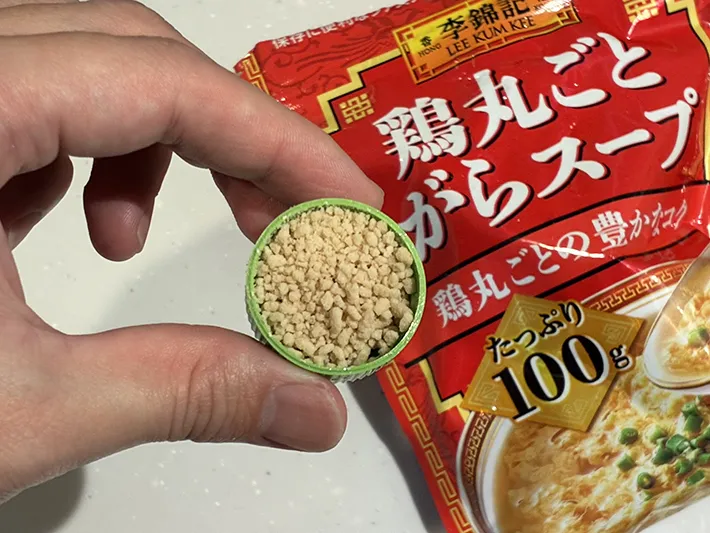 鶏ガラスープの素を入れたペットボトルのキャップの写真（撮影：grapeライフハック編集部）