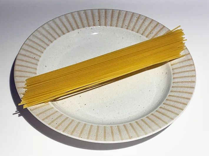 皿に乗せたパスタの乾麺の写真（撮影：grapeライフハック編集部）