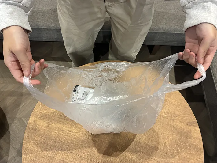 手に持ったビニール袋の写真（撮影：grapeライフハック編集部）