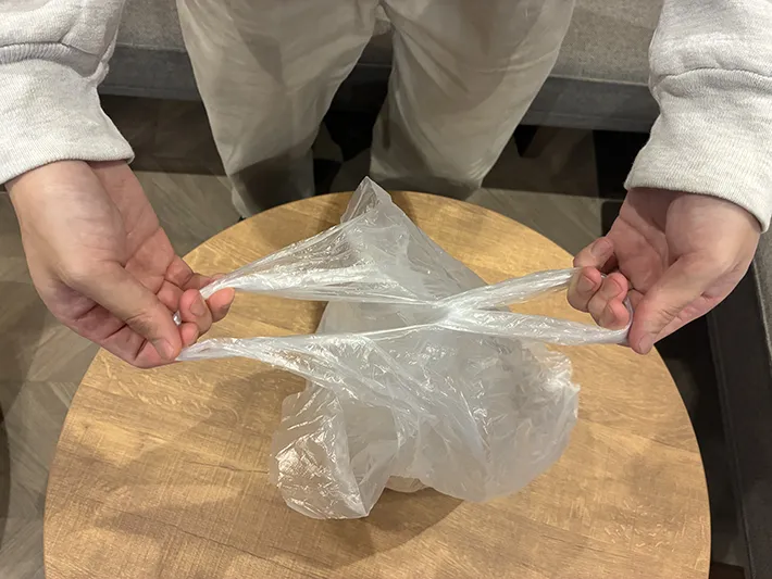 手に持ったビニール袋の写真（撮影：grapeライフハック編集部）