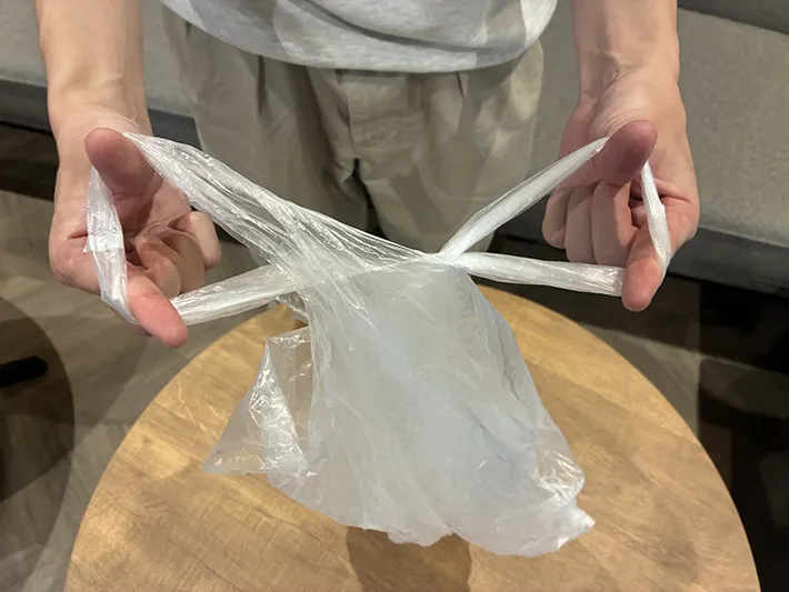 手に持ったビニール袋の写真（撮影：grapeライフハック編集部）