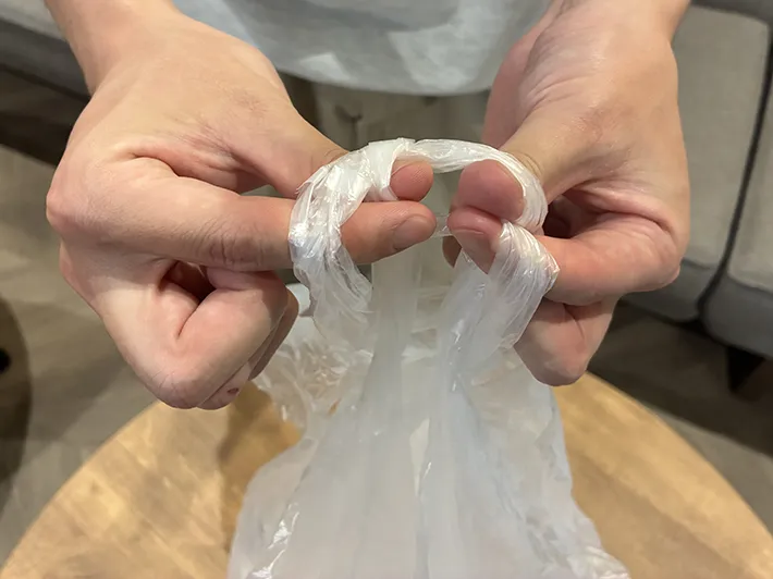 手に持ったビニール袋の写真（撮影：grapeライフハック編集部）
