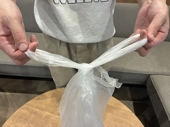 手に持ったビニール袋の写真（撮影：grapeライフハック編集部）