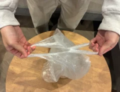 手に持ったビニール袋の写真（撮影：grapeライフハック編集部）