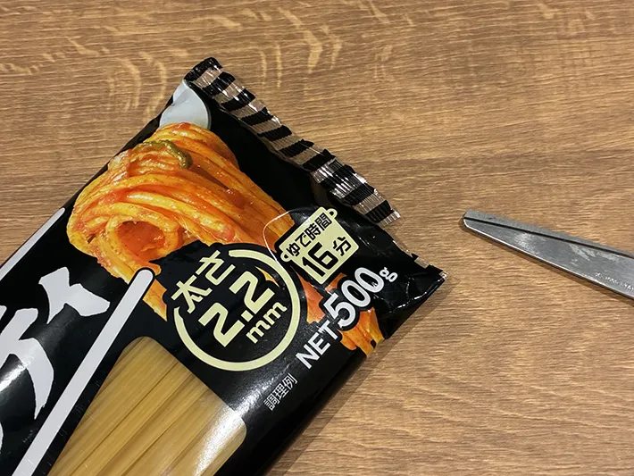 端を切り取ったパスタの袋の写真（撮影：grapeライフハック編集部）
