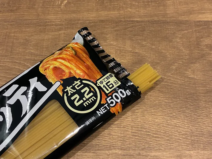 机に置かれた乾燥パスタの袋の写真（撮影：grapeライフハック編集部）