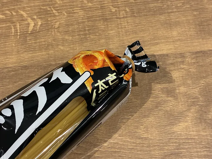 輪ゴムでとめた乾燥パスタの袋の写真（撮影：grapeライフハック編集部）