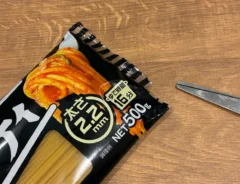 端を切り取ったパスタの袋の写真（撮影：grapeライフハック編集部）