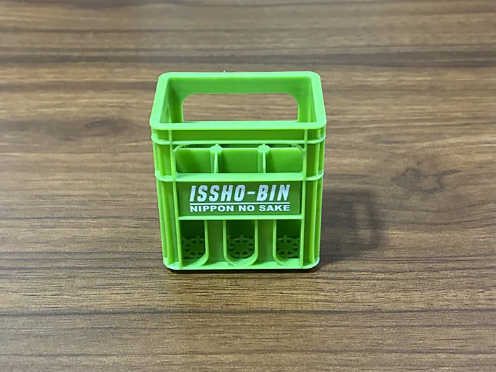 机に置かれた一升瓶ケースのミニチュアの写真（撮影：grapeライフハック編集部）