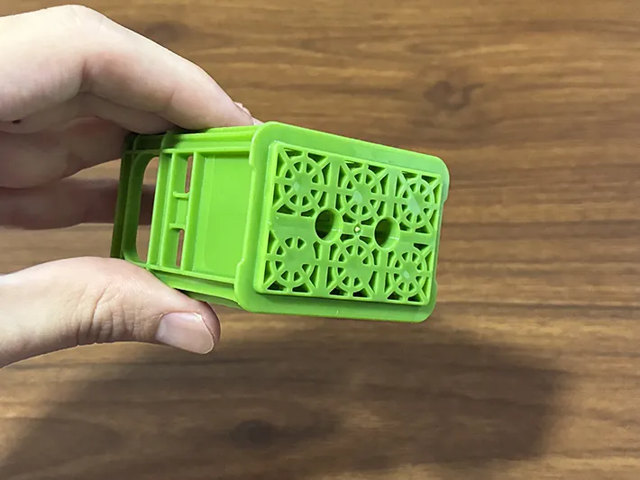 手で持った一升瓶ケースのミニチュアの写真（撮影：grapeライフハック編集部）