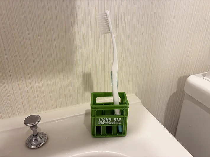 歯ブラシを立てかけた一升瓶ケースの写真（撮影：grapeライフハック編集部）