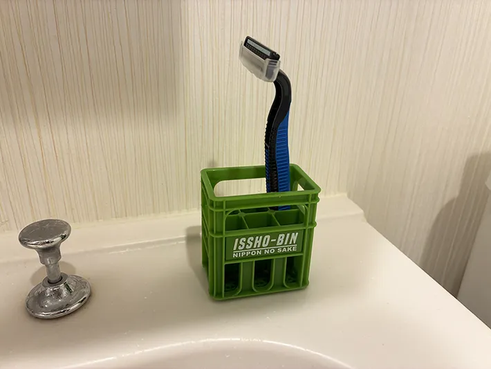 ひげ剃りを立てかけた一升瓶ケースの写真（撮影：grapeライフハック編集部）