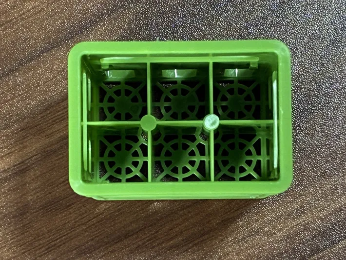 机に置かれた一升瓶ケースのミニチュアの写真（撮影：grapeライフハック編集部）