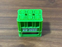 机に置かれた一升瓶ケースのミニチュアの写真（撮影：grapeライフハック編集部）