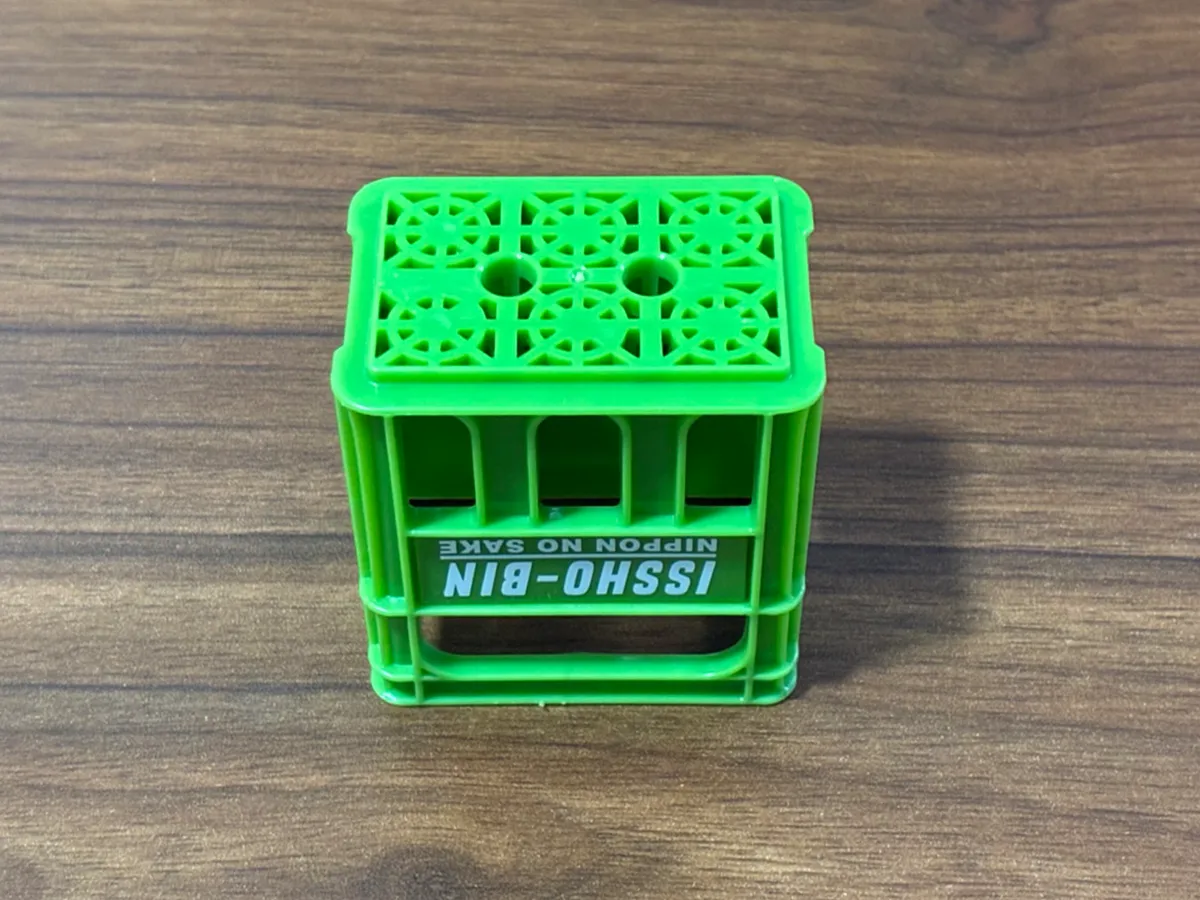 机に置かれた一升瓶ケースのミニチュアの写真(撮影:grapeライフハック編集部)