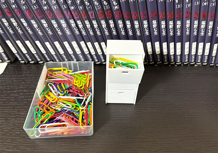 ミニチュア　３段カラーボックスの写真（撮影：grapeライフハック編集部）