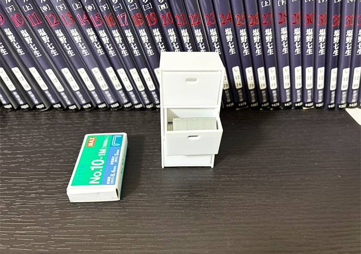 ミニチュア　３段カラーボックスの写真（撮影：grapeライフハック編集部）