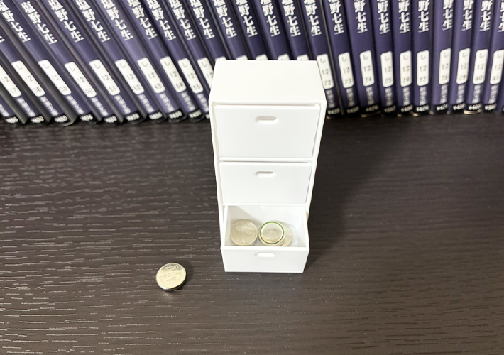 ミニチュア　３段カラーボックスの写真（撮影：grapeライフハック編集部）