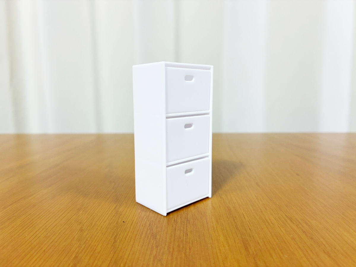 ミニチュア　３段カラーボックスの写真（撮影：grapeライフハック編集部）