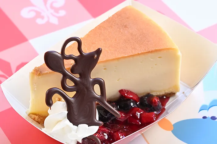 チーズケーキ、ミックスベリーソース（撮影：grapeフード編集部）