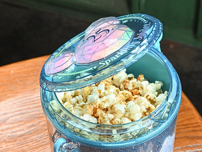 25周年を記念したきらめきあふれるポップコーンバケット（撮影：grapeフード編集部）