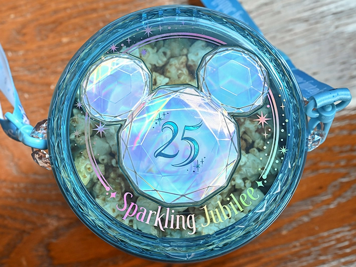 25周年を記念したきらめきあふれるポップコーンバケット（撮影：grapeフード編集部）