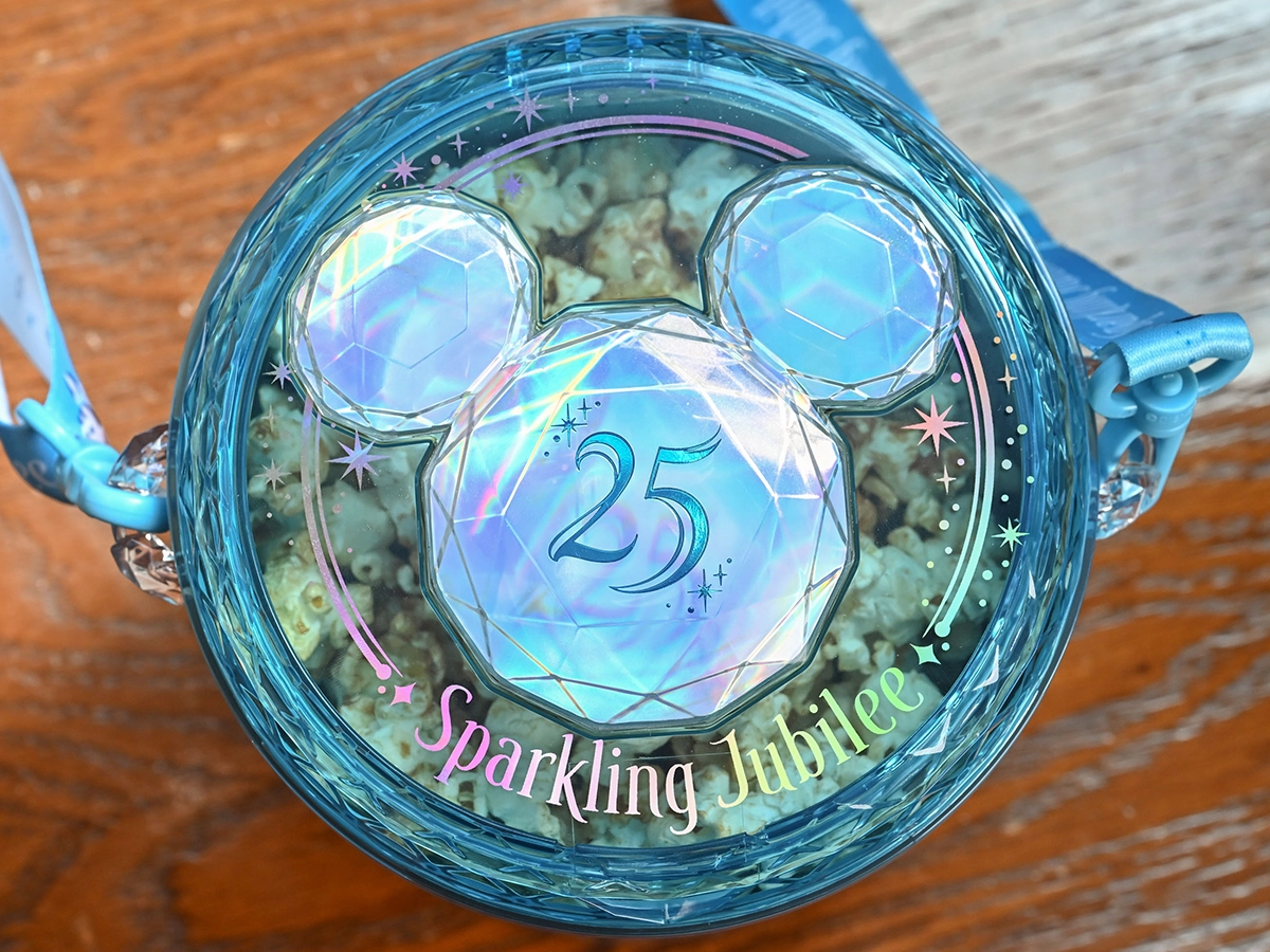 25周年を記念したきらめきあふれるポップコーンバケット（撮影：grapeフード編集部）