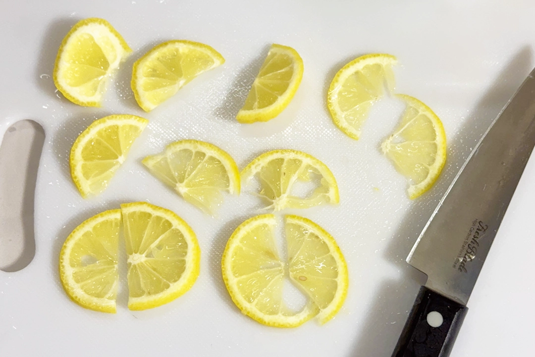 レモンを切る写真（撮影：grapeフード編集部）