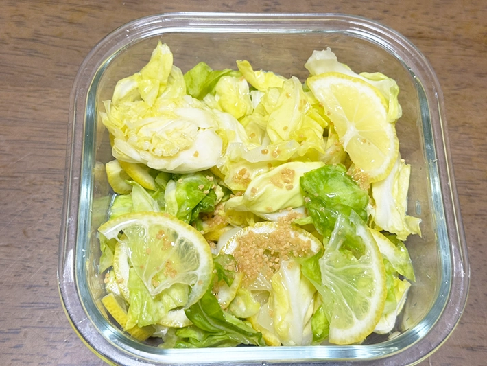 キャベツをレモンに漬ける写真（撮影：grapeフード編集部）